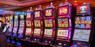 Dealer kasino langsung melayani meja permainan dengan kualitas streaming tinggi